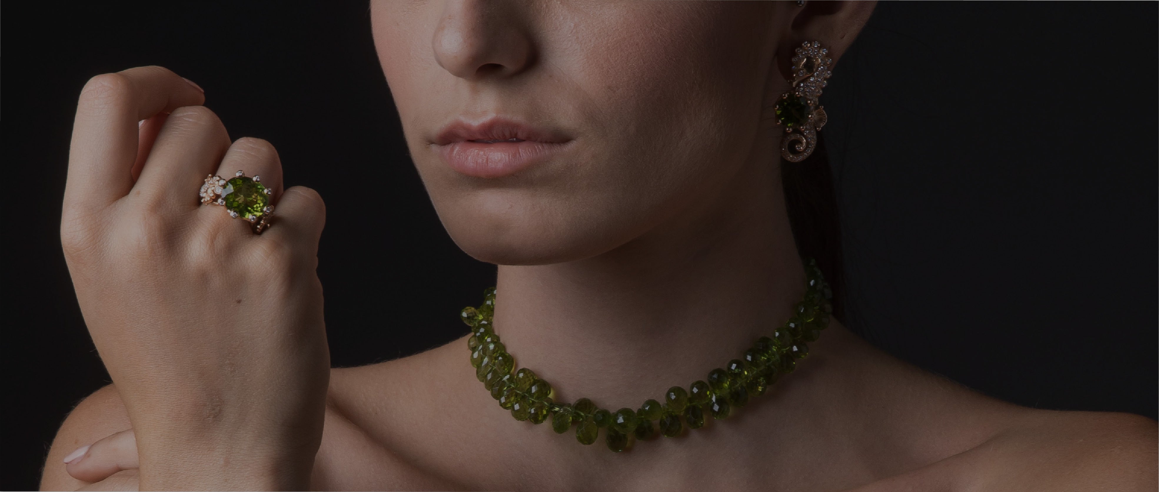 Modella che indossa gioielli di Massimo Izzo con oro 18k, diamanti e peridoto verde della collezione regno delle due sicilie