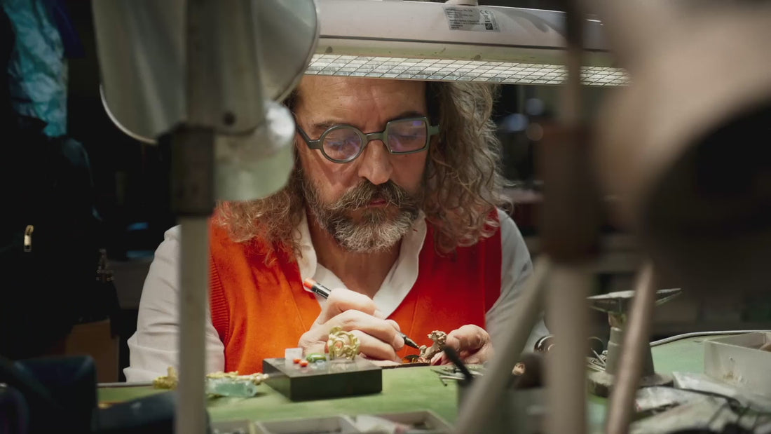 Massimo Izzo lavorazione artigianale dei gioielli in oro e diamanti in laboratorio