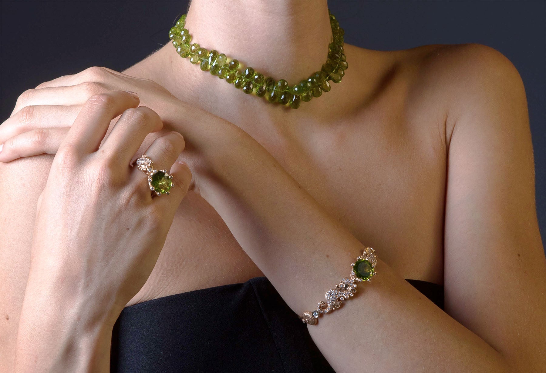 Ragazza modella indossa gioielli di Massimo Izzo della collezione "regno delle due sicilie" in oro 18kt, diamanti e peridoto verde.